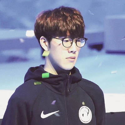 胡拉让我笑！ Oh My God 状态低迷，Xiaohu Victor不断送出免费通行证，但这并没有阻止 Weibo Gaming 获得比赛点