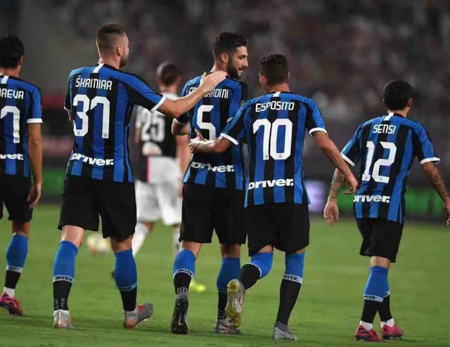 靠近中线